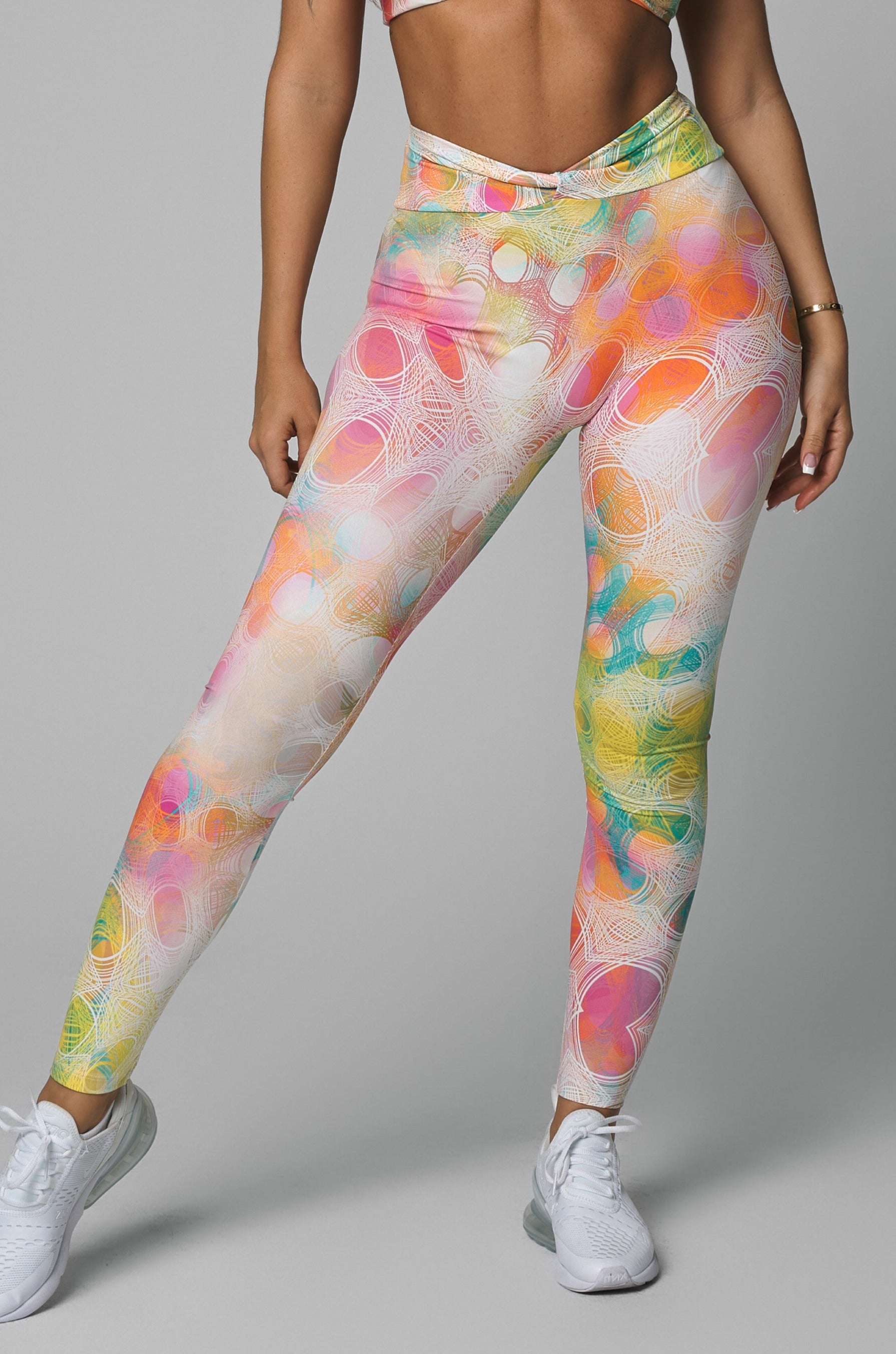 Electric Twist V-Cut Scrunch Legging