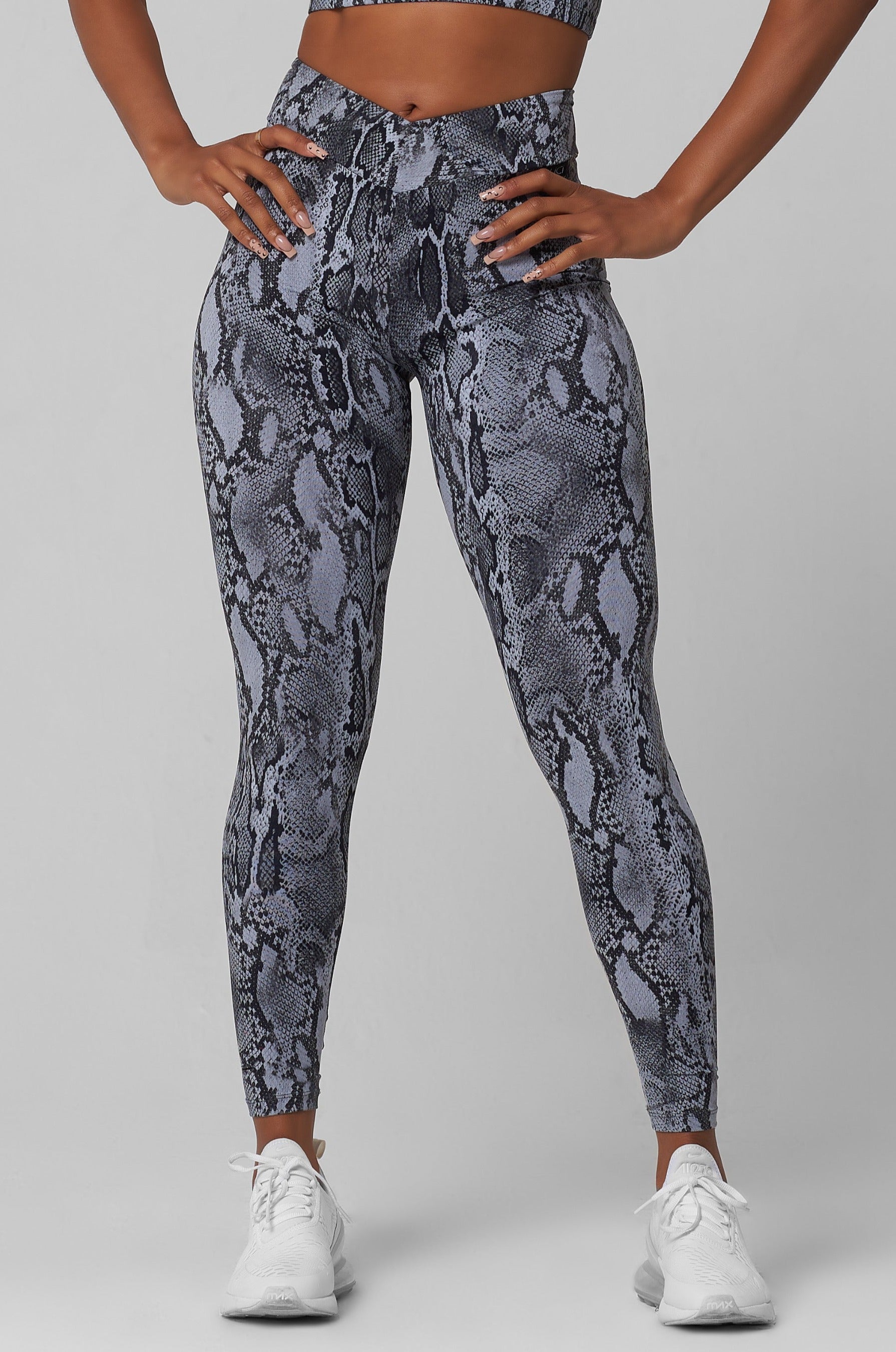 Grounded V-Cut Scrunch Legging