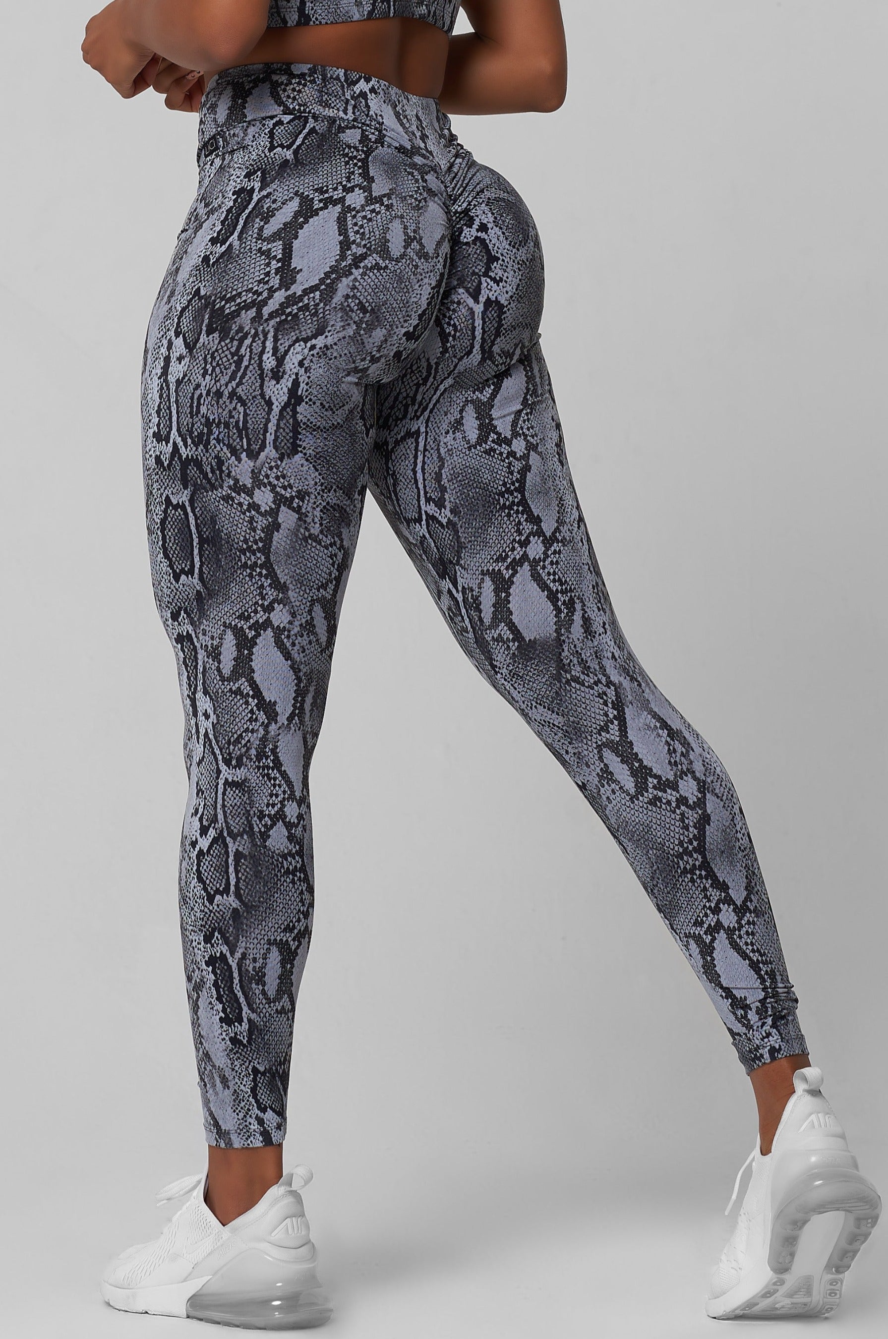 Grounded V-Cut Scrunch Legging