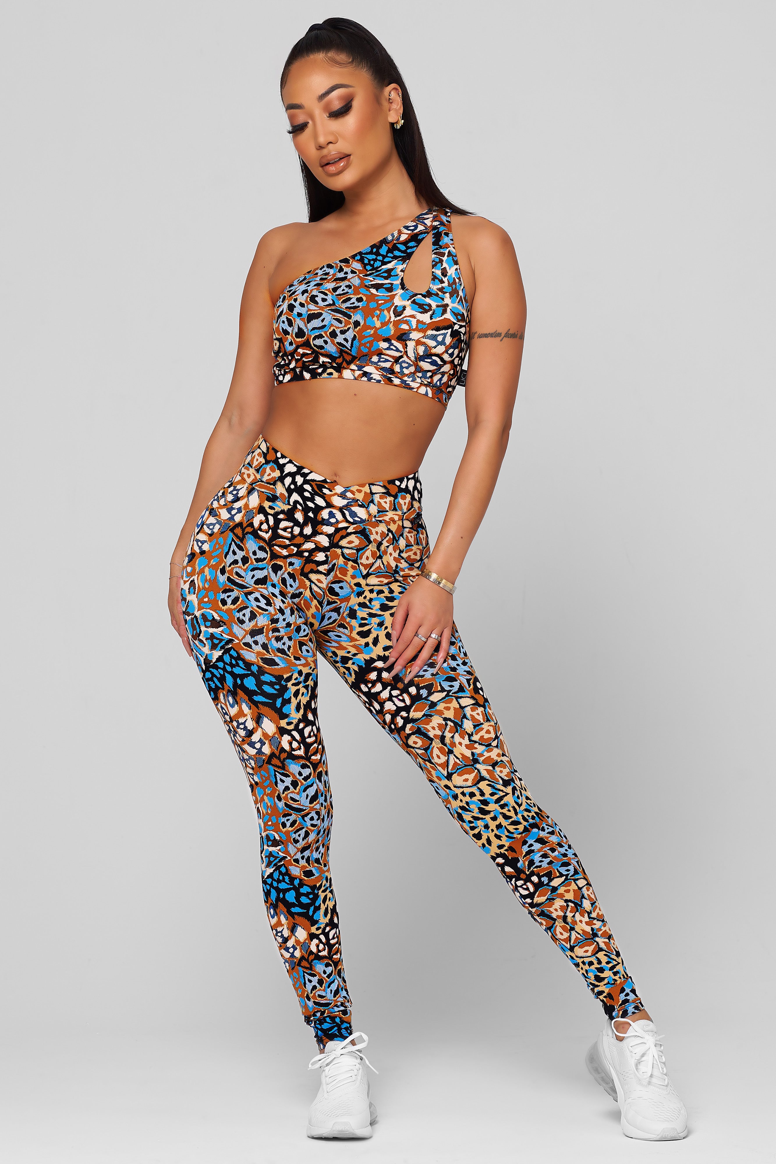 Enchanted V-Cut Scrunch Legging