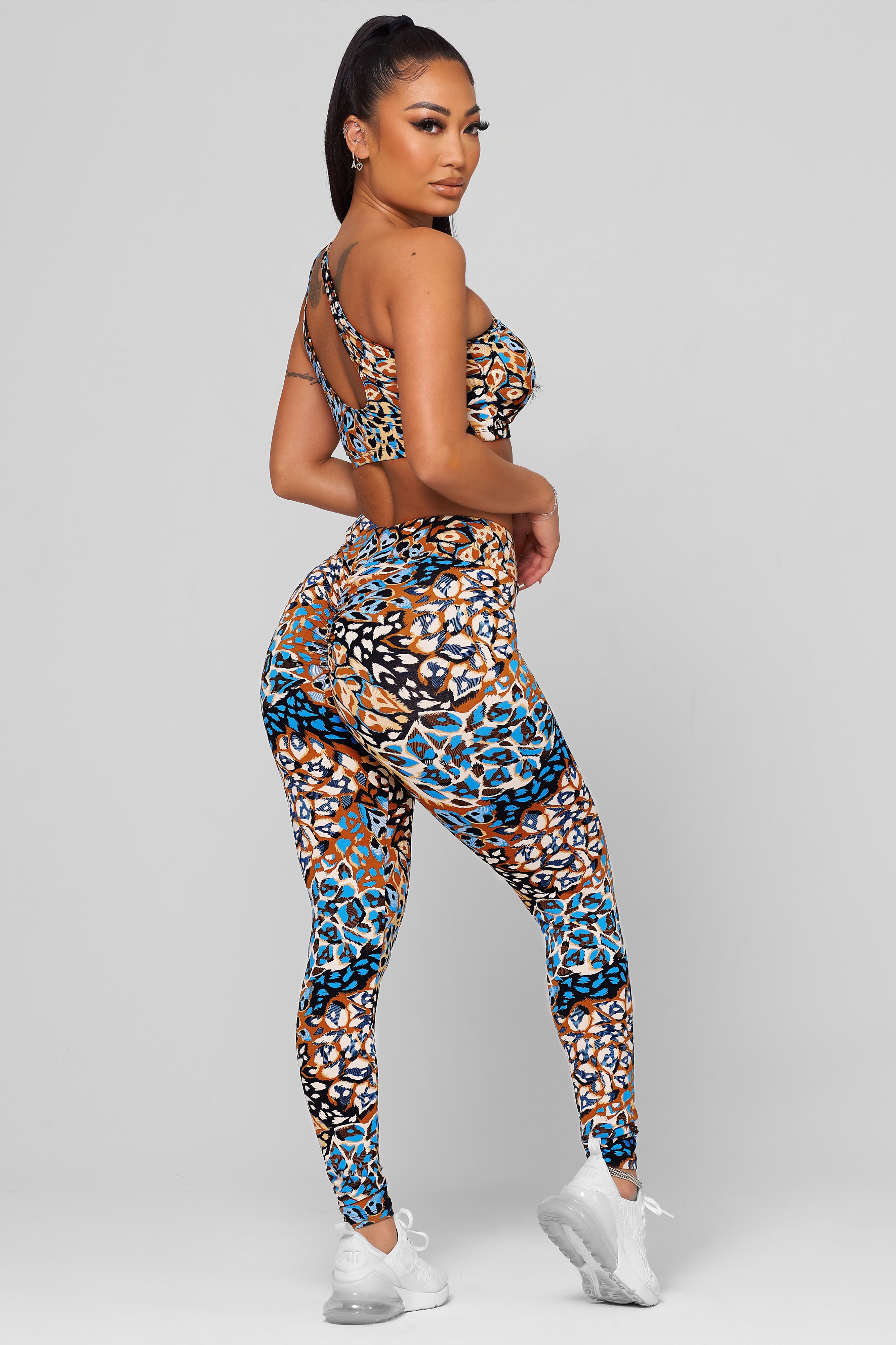 Enchanted V-Cut Scrunch Legging